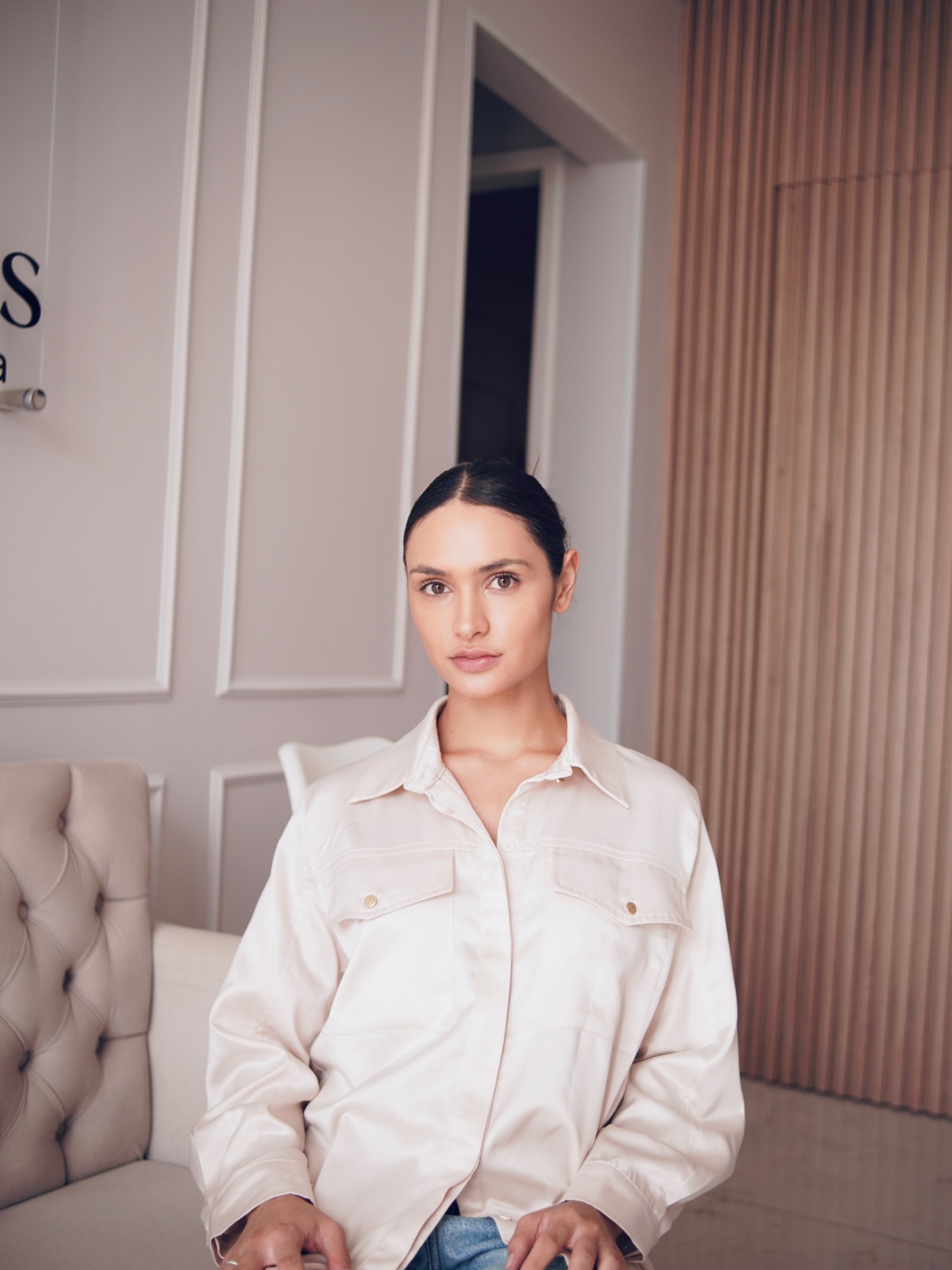 Retrato feminino em ambiente interno com direção minimalista