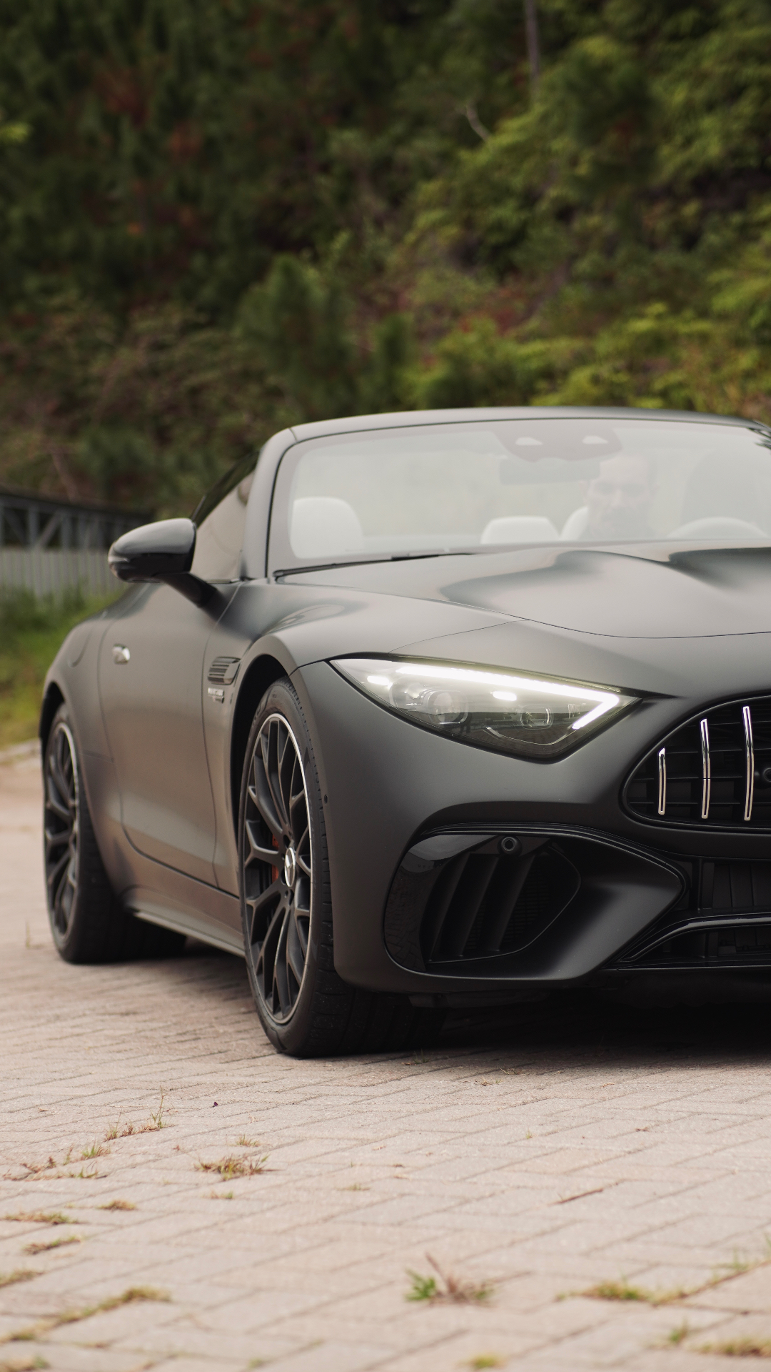 Mercedes AMG em enquadramento frontal sofisticado
